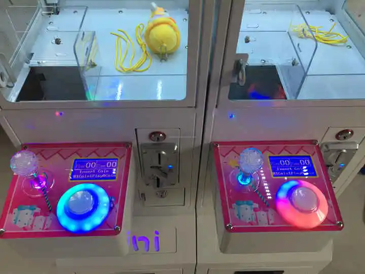 ตู้คีบตุ๊กตาขนาดเล็กแบบหยอดเหร - Arcade Toy Vending Machine บทวิจารณ์และราคา